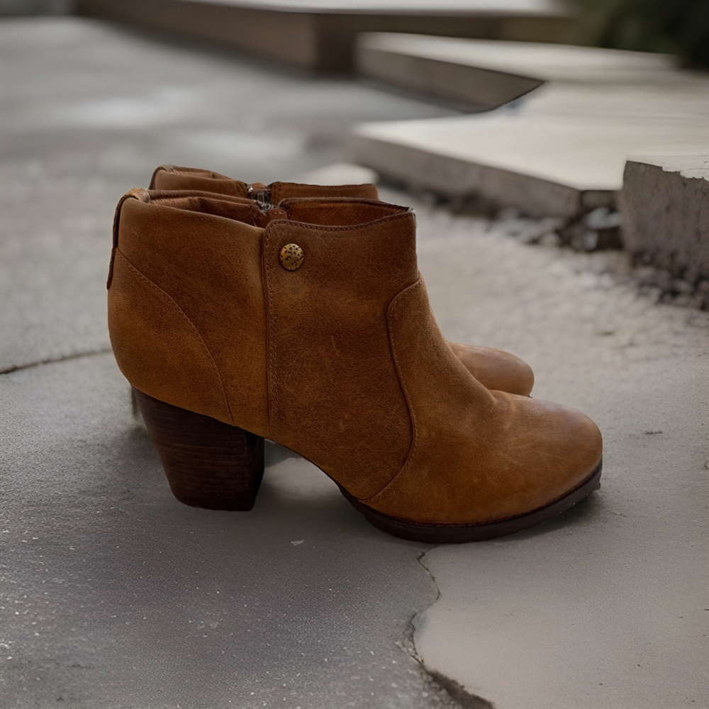 Clarks Women's Brown Leather Upper Boot Size 10, Rubber Sole, 3in Heel, Comfort - Picture 3 of 6